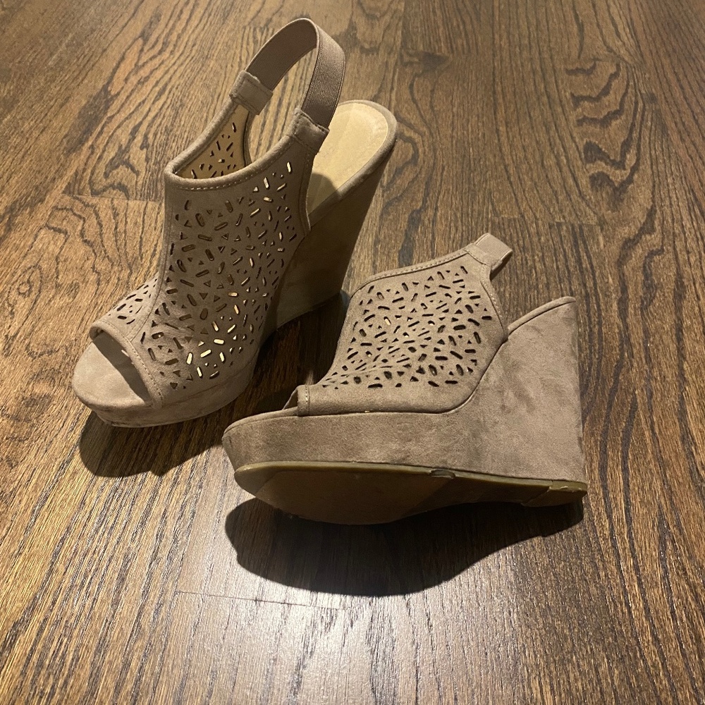 Chinese Laundry Sling back wedge 7.5